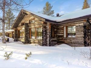 TikkalaにあるHoliday Home Villa tunturi by Interhomeの雪の丸太小屋