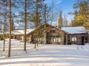 TikkalaにあるHoliday Home Villa tunturi by Interhomeの雪の丸太小屋