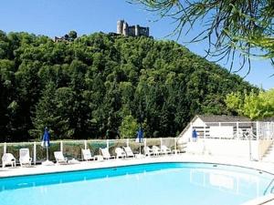 Bazen u ili blizu objekta Logis Hôtel Le Belle Rive