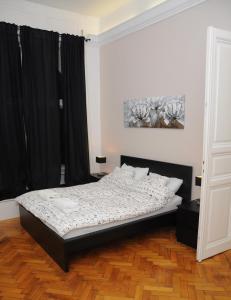 ブダペストにあるZonaflat - Operaの黒いカーテンが備わるドミトリールームのベッド1台分です。