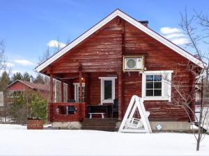 una pequeña casa de madera en la nieve en Holiday Home Meritähti by Interhome, en Kello