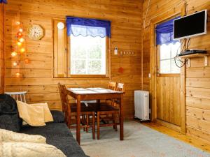 comedor con mesa y TV en Holiday Home Meritähti by Interhome, en Kello