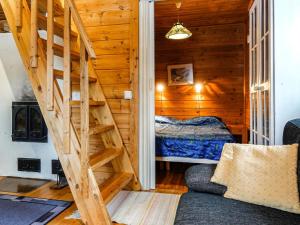 een kamer met een trap en een stapelbed bij Holiday Home Meritähti by Interhome in Kello