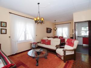 uma sala de estar com um sofá, cadeiras e uma mesa em Villa Alberes by Interhome em Empuriabrava