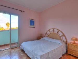 Case MonterossoにあるVilla Margherita by Interhomeのベッドルーム1室(ベッド1台、大きな窓付)