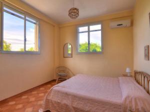 Case MonterossoにあるVilla Margherita by Interhomeのベッドルーム1室(ベッド1台、窓2つ付)