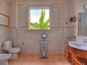 Case MonterossoにあるVilla Margherita by Interhomeのバスルーム(トイレ、洗面台付)、窓が備わります。