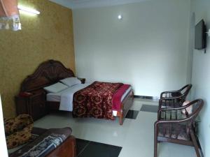 een slaapkamer met een bed en een bank in een kamer bij Hotel Hill City Mingora Swat in Mām Derai