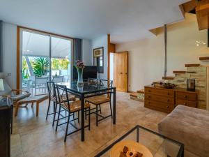 Una sala de estar con una mesa de cristal y sillas. en Holiday Home Golf by Interhome, en Can Picafort