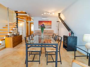 Un comedor con una mesa de cristal y sillas. en Holiday Home Golf by Interhome, en Can Picafort 21 fotos más
