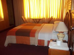 Ένα ή περισσότερα κρεβάτια σε δωμάτιο στο Hotel Excalibur