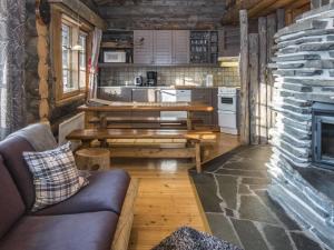 ein Wohnzimmer mit einem Sofa und einem Tisch in einer Hütte in der Unterkunft Holiday Home Nousujohde c1 by Interhome in Ruka