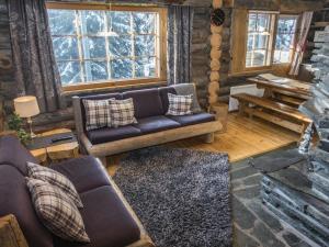 ein Wohnzimmer mit Sofa und Tisch in der Unterkunft Holiday Home Nousujohde c1 by Interhome in Ruka