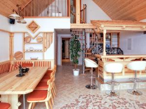グレーブミングにあるSaunahaus Gröbmingの木製テーブルと椅子が備わる広い客室です。