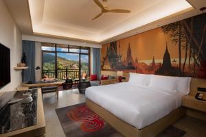 Menghai的住宿－西雙版納悅椿溫泉度假酒店，一间带白色大床的卧室和一间客厅