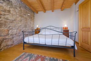 Posteľ alebo postele v izbe v ubytovaní Luxury Beachfront Villa Mare with private pool at the beach Orebic - Peljesac + 37 fotografií