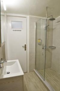 een badkamer met een douche en een wastafel bij Popi's Place in Rhodos-stad