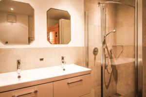 Kúpeľňa v ubytovaní Tauern Relax Lodges by we rent, SUMMERCARD INCLUDED + 33 fotografií