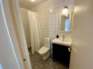 Koupelna v ubytování Wallby Säteri + 37 fotografií
