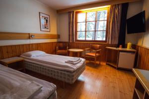 ein Hotelzimmer mit 2 Betten und einem Fenster in der Unterkunft Saariselkä Inn Majatalo Panimo in Saariselkä