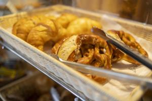 una bandeja de comida con pan y pretzels en Hotel Gloria Superior, en Stuttgart