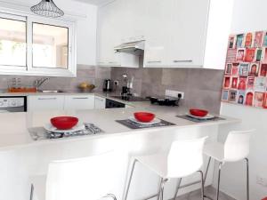 Cuisine ou kitchenette dans l'établissement EvaChrist Apartment in Oroklini close to the beach