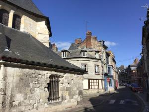 オンフルールにあるAppartement Médicis avec Garageの市道の古石造り