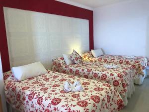 アカンティラド・デ・ロス・ヒガンテスにあるEstrella del Norte -Villas Los Gigantesのベッド2台が隣同士に設置された部屋です。