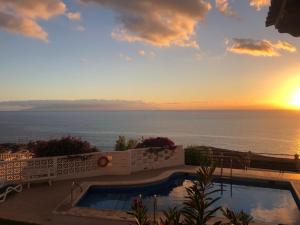 アカンティラド・デ・ロス・ヒガンテスにあるEstrella del Norte -Villas Los Gigantesのヴィラから夕日の海の景色を望めます。