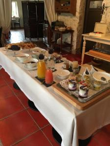 una mesa con comida y bebidas. en LA FERME DE LA HUPPE, en Gordes