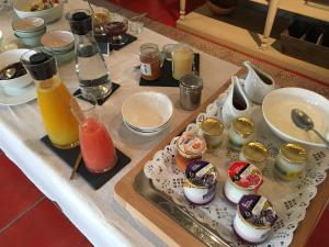 stół z tacą jajek i napojów w obiekcie LA FERME DE LA HUPPE w mieście Gordes