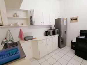 Virtuvė arba virtuvėlė apgyvendinimo įstaigoje Claridges 106
