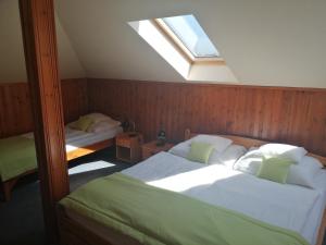 Llit o llits en una habitació de Hotel Hajnal