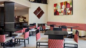 Holiday Inn Express & Suites Naples Downtown - 5th Avenue, an IHG Hotel tesisinde bir restoran veya yemek mekanı