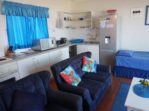 a living room with a couch and a kitchen at Southern Comfort - Starfish in Margate