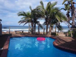 a swimming pool with a frisbee in front of the beach at Southern Comfort - Starfish in Margate
