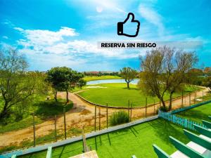 uma imagem de um parque com um logótipo de maçã em Roquetas Beach and Playa Serena Golf Village em Roquetas de Mar
