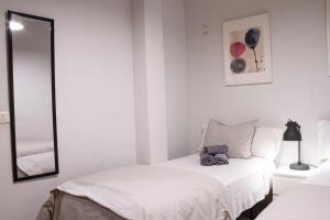 A bed or beds in a room at Apartamentos La Machacona Plaza Mayor