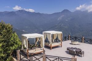 Vista generica sulle montagne o vista sulle montagne dall'interno della stanza in casa privata