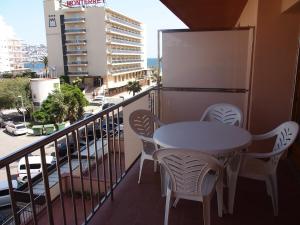 einen Balkon mit einem Tisch und Stühlen sowie Stadtblick in der Unterkunft ROSES 4 in Roses