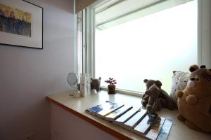 ein Fensterbrett mit Büchern und ausgestopften Tieren in einem Zimmer in der Unterkunft Focaccia Manor B&B in Fengping