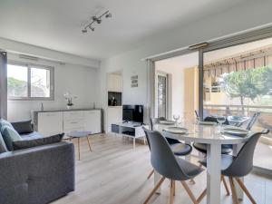 een woonkamer met een tafel en stoelen bij Apartment Le Provence by Interhome in Vallauris