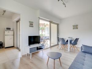 een woonkamer met een bank en een tafel bij Apartment Le Provence by Interhome in Vallauris