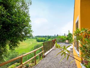 un balcón de una casa con una valla en Holiday Home Il Venturino by Interhome, en Fucecchio