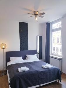 1 dormitorio con 1 cama con 2 toallas en Feldhouse, en Bremen