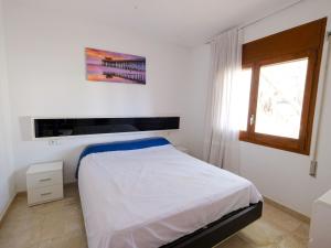um quarto branco com uma cama e uma janela em Villa Uno by Interhome em L'Ametlla de Mar