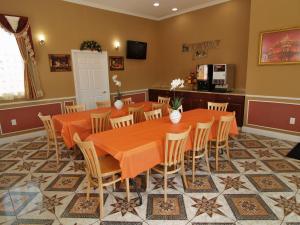 a dining room with a table and chairs at Parkway Inn Philadelphia Airport in Springfield