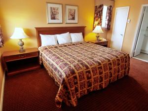 a hotel room with a bed and two lamps at Parkway Inn Philadelphia Airport in Springfield