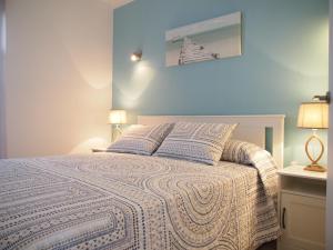 - une chambre bleue avec un lit et 2 oreillers dans l'établissement MIRAMAR 2B, à Roses