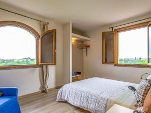 een slaapkamer met 2 grote ramen en een bed bij Apartment Il Venturino-1 by Interhome in Fucecchio